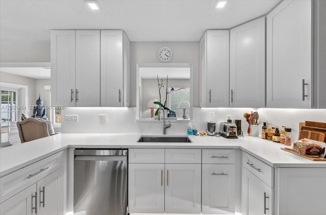 164 NE 30th St, Wilton Manors, FL 33334