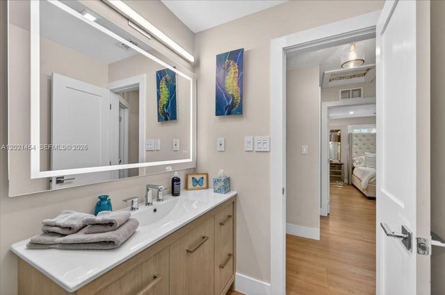 164 NE 30th St, Wilton Manors, FL 33334