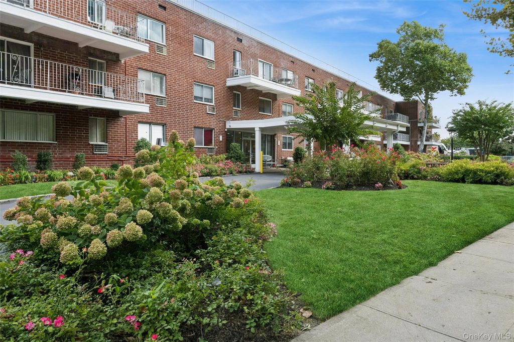 320 East Shore Road 30B, Great Neck, NY 11023 — exterior