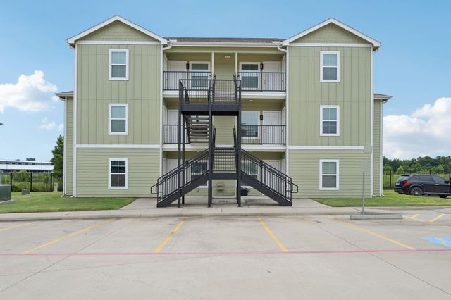 270 Plez Morgan Drive C, Montgomery, TX 77356