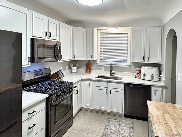 234 Draper Avenue, Pontiac, MI 48341
