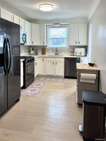 234 Draper Avenue, Pontiac, MI 48341