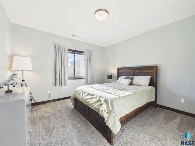 604 N Willow Creek Ave Avenue, Sioux Falls, SD 57110
