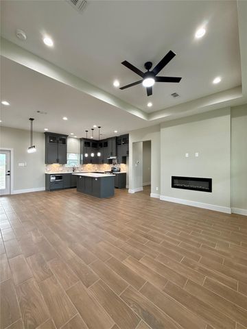 925 Buffalo Trail, Angleton, TX 77515