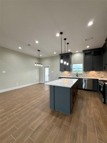 925 Buffalo Trail, Angleton, TX 77515