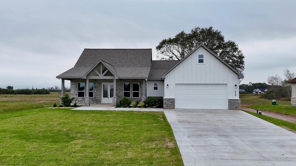 925 Buffalo Trail, Angleton, TX 77515