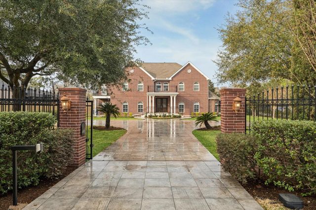 9206 Westview Drive, Houston, TX 77055