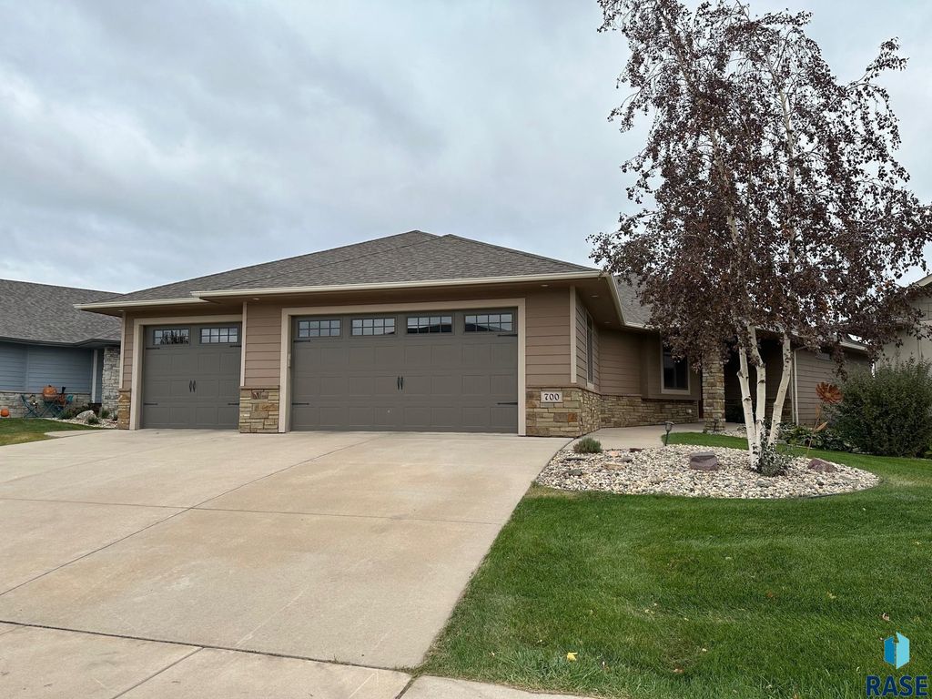 700 E Shadow Creek Ln Lane, Sioux Falls, SD 57108