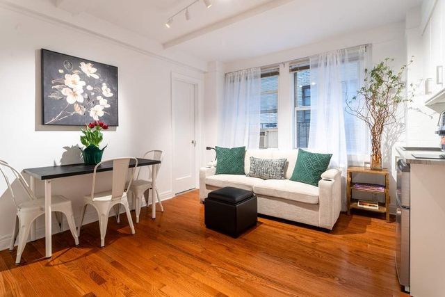 321 E 43rd St Apt 507, New York City, NY 10017