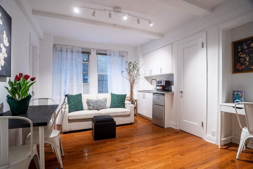 321 E 43rd St Apt 507, New York City, NY 10017