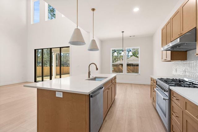 311 Mcdaniel Dr, Magnolia, TX 77354