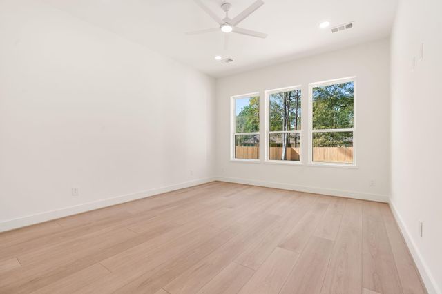 311 Mcdaniel Dr, Magnolia, TX 77354