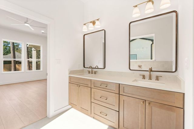 311 Mcdaniel Dr, Magnolia, TX 77354