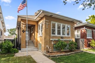 5038 W Nelson Street, Chicago, IL 60641