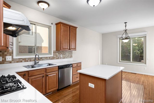 41605 Burroughs Avenue, Novi, MI 48377