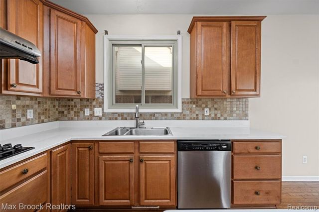 41605 Burroughs Avenue, Novi, MI 48377
