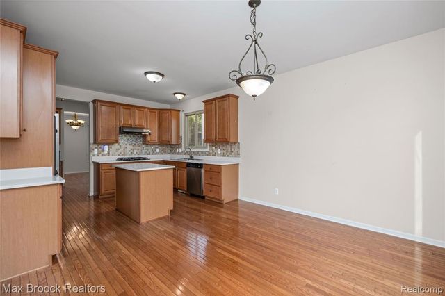 41605 Burroughs Avenue, Novi, MI 48377
