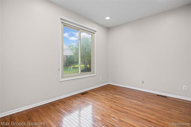 41605 Burroughs Avenue, Novi, MI 48377