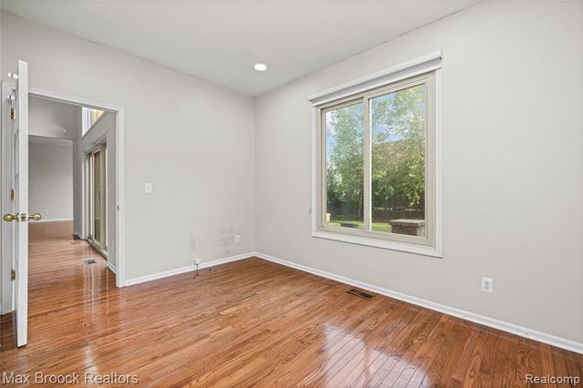 41605 Burroughs Avenue, Novi, MI 48377
