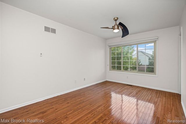 41605 Burroughs Avenue, Novi, MI 48377