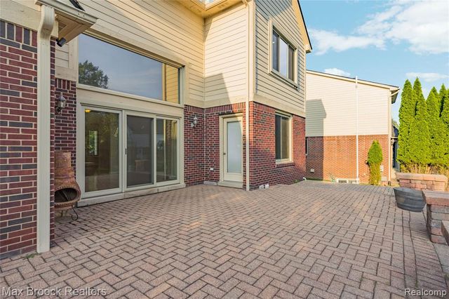 41605 Burroughs Avenue, Novi, MI 48377