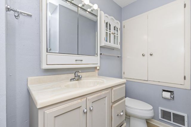806 Bell Avenue, Des Moines, IA 50315