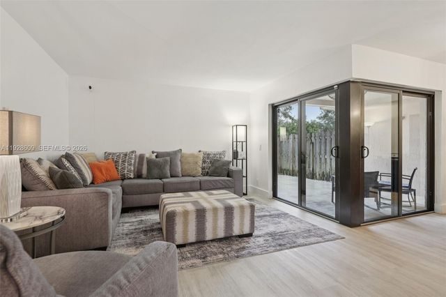 30 Chestnut Circle, Cooper City, FL 33026