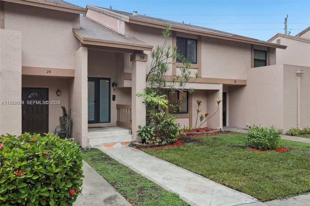 30 Chestnut Circle, Cooper City, FL 33026