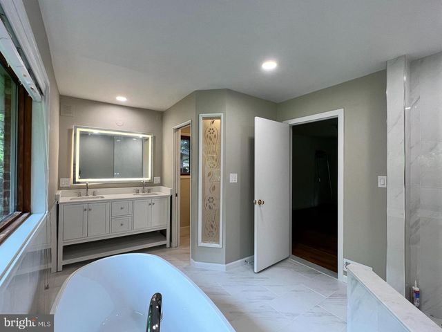 6710 PERSIMMON TREE RD, Bethesda, MD 20817