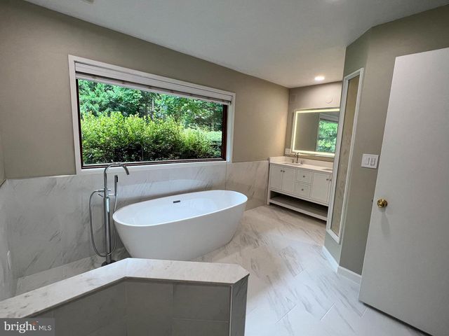 6710 PERSIMMON TREE RD, Bethesda, MD 20817