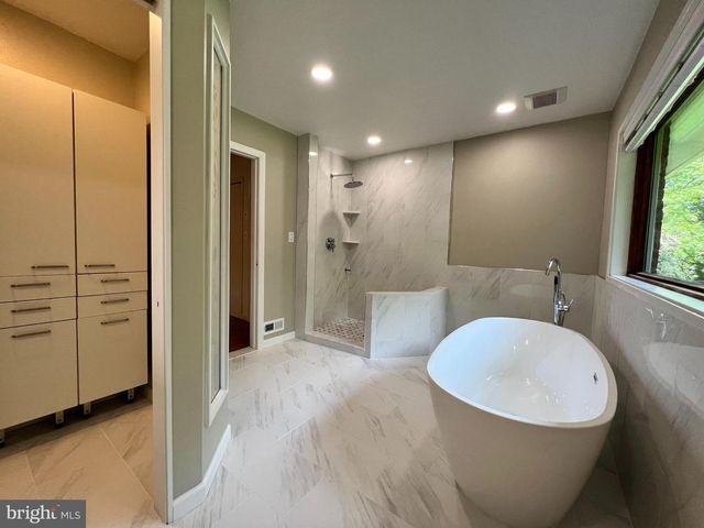 6710 PERSIMMON TREE RD, Bethesda, MD 20817