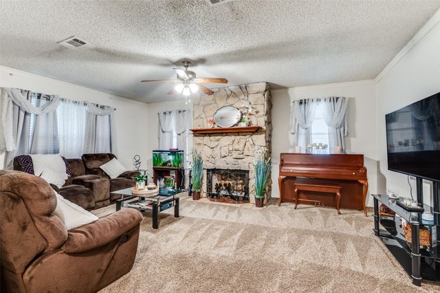 221 Evelyn Street, Desoto, TX 75115