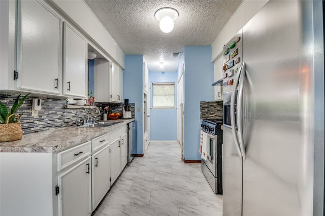 221 Evelyn Street, Desoto, TX 75115