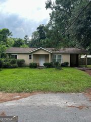 3 Lawrence Drive, Savannah, GA 31406