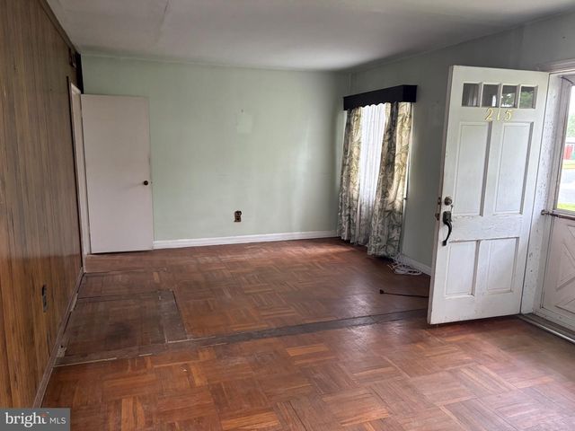 215 SYKES RD, New Castle, DE 19720