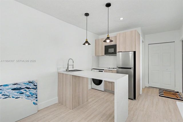 55 SW 13th St B, Dania Beach, FL 33004