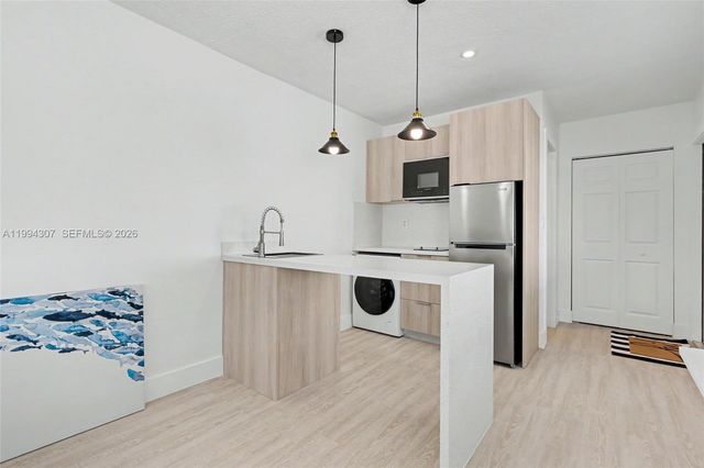 55 SW 13th St B, Dania Beach, FL 33004