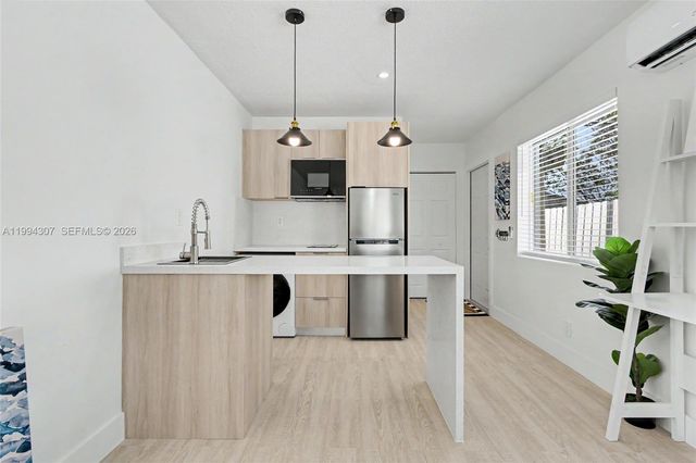 55 SW 13th St B, Dania Beach, FL 33004