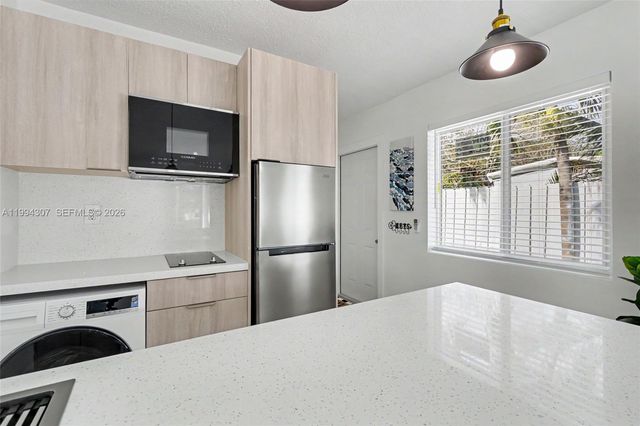 55 SW 13th St B, Dania Beach, FL 33004