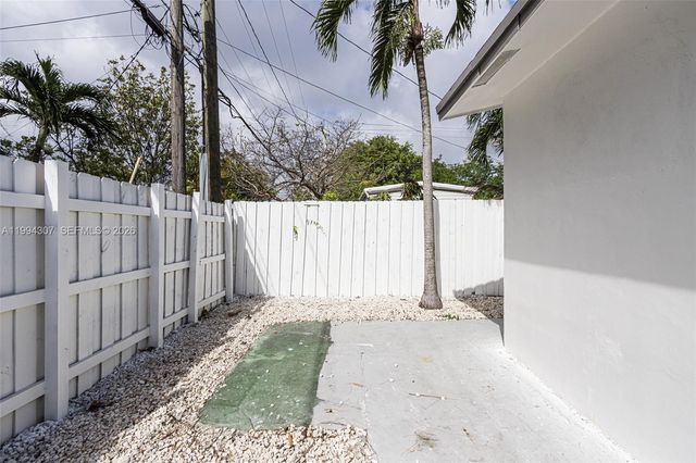 55 SW 13th St B, Dania Beach, FL 33004