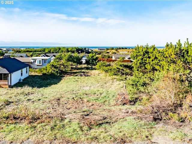 31405 J Pl, Ocean Park, WA 98640