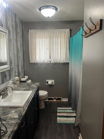 445 NE Rose Lane NE, Hutchinson, MN 55350