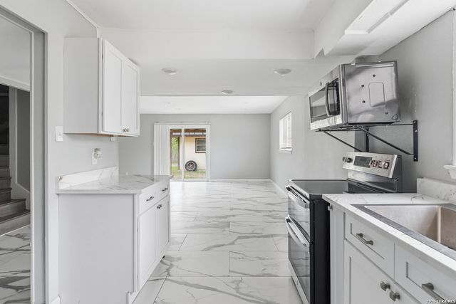 512 W Byrd Blvd, Universal City, TX 78148