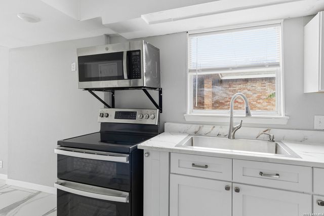 512 W Byrd Blvd, Universal City, TX 78148