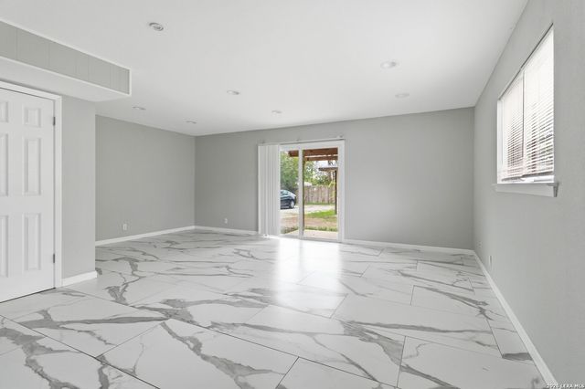 512 W Byrd Blvd, Universal City, TX 78148