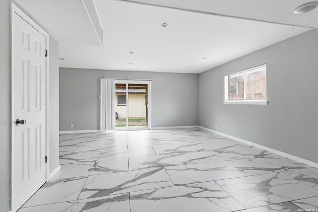 512 W Byrd Blvd, Universal City, TX 78148