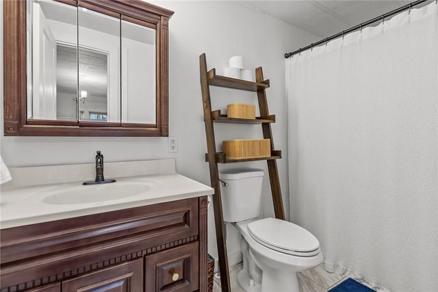 135 North Brayton Road, Tiverton, RI 02878