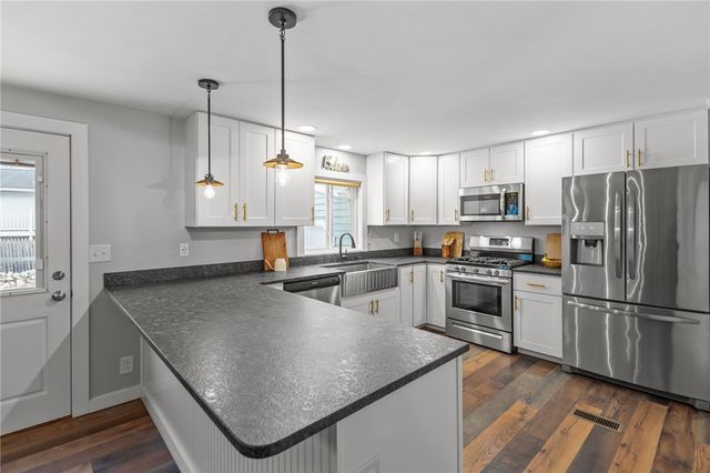 135 North Brayton Road, Tiverton, RI 02878