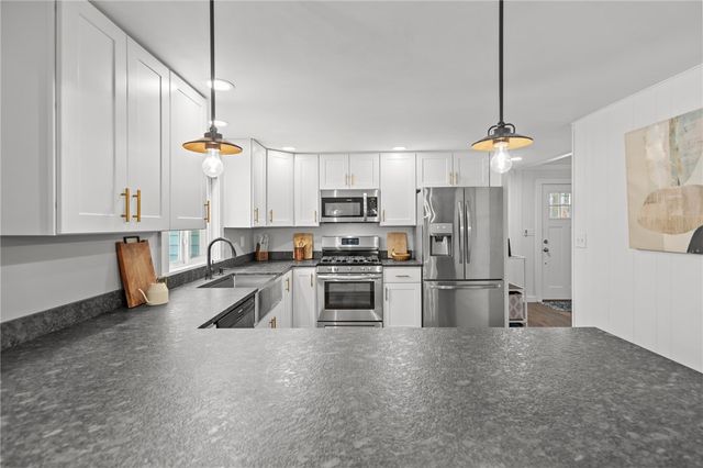 135 North Brayton Road, Tiverton, RI 02878