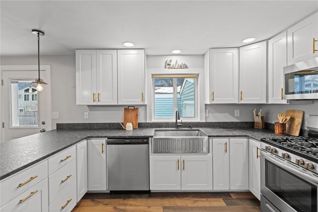 135 North Brayton Road, Tiverton, RI 02878